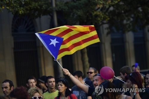 바르셀로나 집회에서 카탈루냐 에스텔라다 흔드는 시민