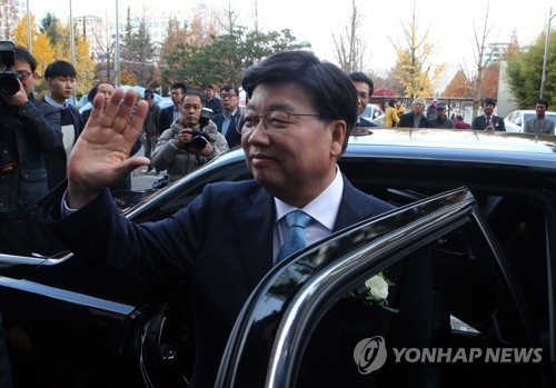 손 흔드는 권선택 전 대전시장