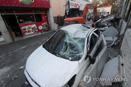 차량 위로 떨어진 건물 외벽