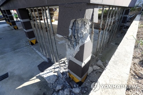 지진에 뼈대만 드러난 건물 기둥(포항=연합뉴스) 김준범 기자 = 16일 오후 경북 포항시 장량동 한 필로티 구조 건물 1층 기둥이 뼈대만 드러내 위태로운 모습을 보이고 있다. 2017.11.16