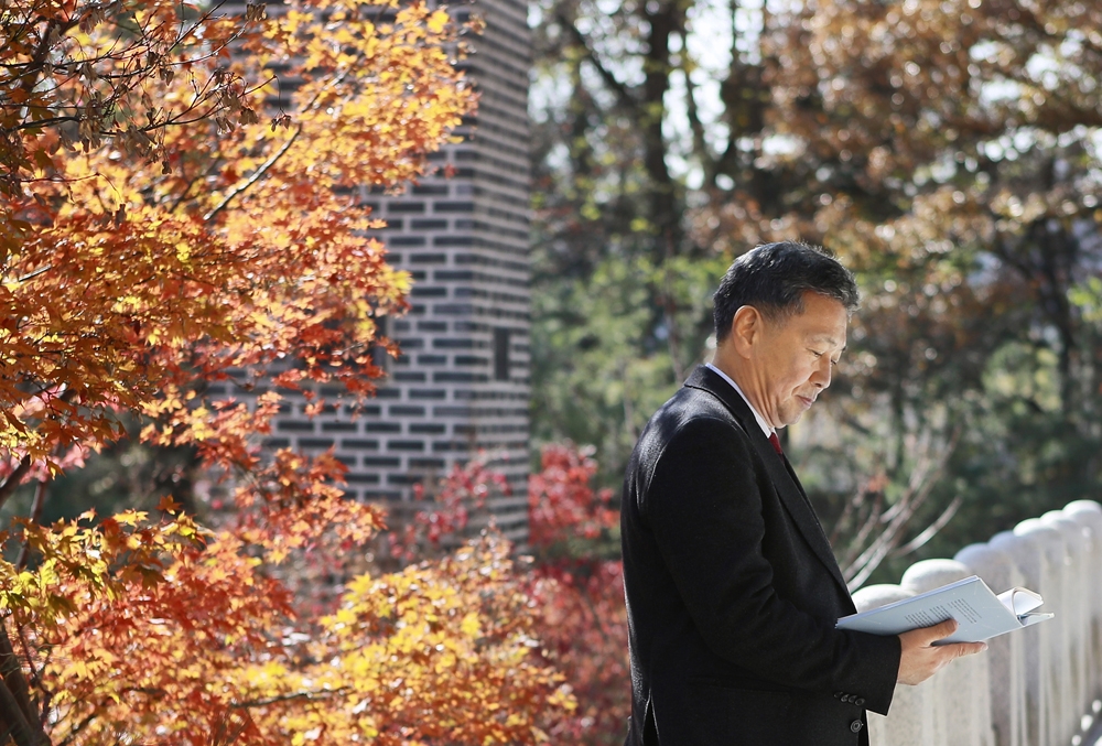 고려대 안암동 캠퍼스에서 책을 읽고 있는 김 교수 