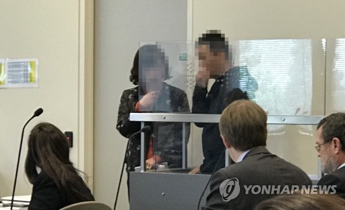 뉴질랜드 법원에 출두한 '용인 일가족 살해' 용의자 김모씨(오른쪽). 왼쪽은 한인 통역[연합뉴스 자료사진] 