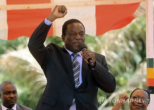 짐바브웨 새 임시 대통령으로 취임하는 음난가그와 [AP=연합뉴스 자료사진]