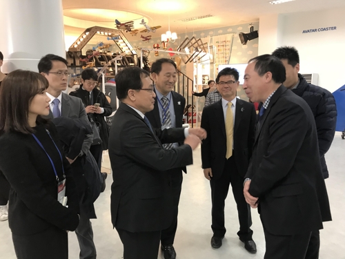 중국 외교관과 대화 나누는 유영민 장관