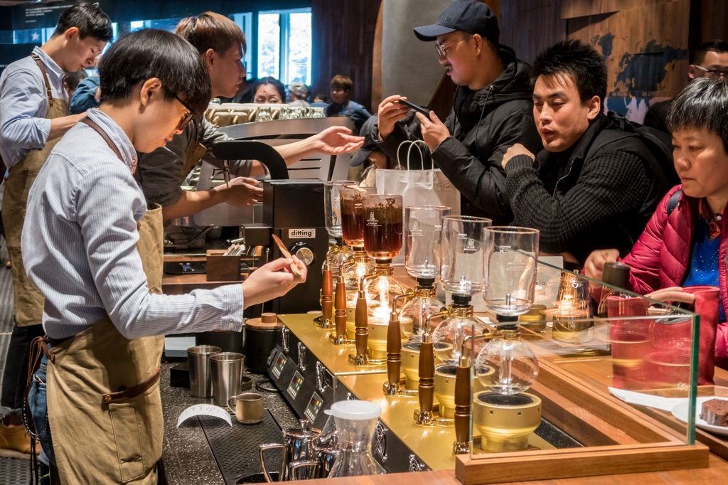 "커피가 좋아요"(상하이 AFP=연합뉴스) 6일 상하이 스타벅스 리저브 로스터리(Starbucks reserve roastery) 매장에서 시민들이 커피를 마시고 있다.