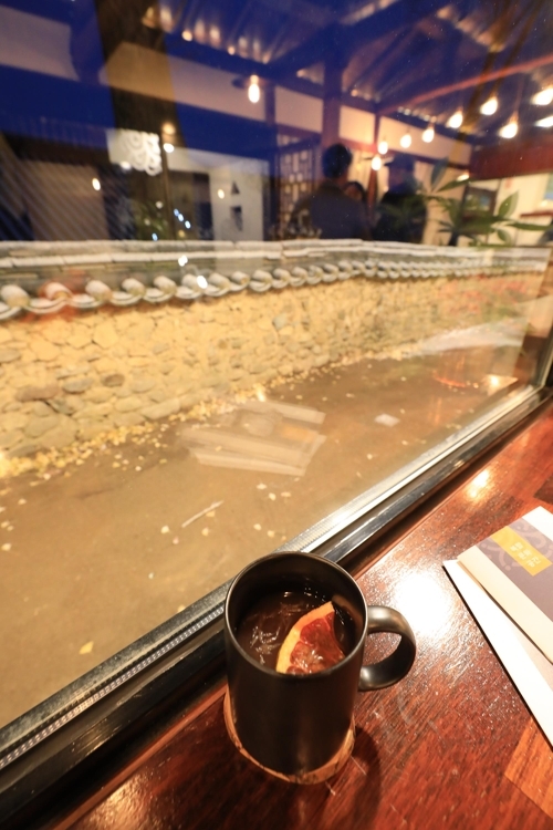 '향교 담벼락 뷰'가 매력적인 난파정에서의 따스한 차 한잔(성연재기자) 