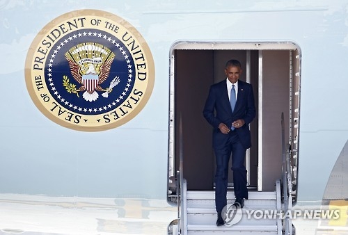 항저우 G20 정상회의 참석 위해 트랩 내려오는 오바마 전 대통령［EPA=연합뉴스］