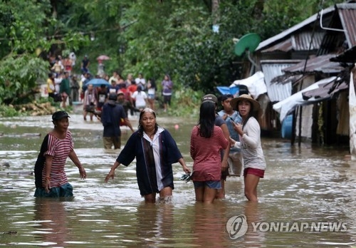 제26호 태풍 '카이탁'의 영향으로 16일 홍수가 발생한 필리핀 중부 사마르 지역[AFP=연합뉴스]