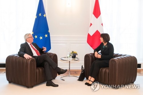 지난달 23일 스위스를 찾은 장클로드 융커 EU 집행위원장(왼쪽)과 도리스 로이트하르트 스위스 대통령이 환담하고 있다. [AFP=연합뉴스]