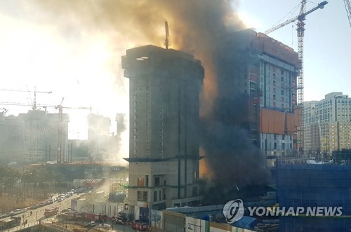 수원 광교 오피스텔 공사장서 큰불…1명 사망·14명 부상(종합2보) - 1