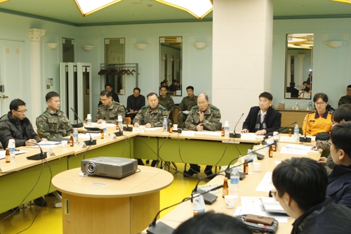 경강선 KTX 경비지원 태세를 점검중인 김정수 수방사령관(가운데)