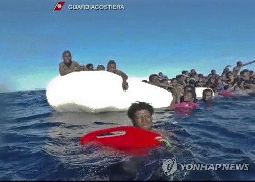 이탈리이 해안경비대가 이달 6일 리비아 연안에서 난민들을 구하고 있다. [AP=연합뉴스]