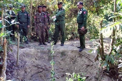 미얀마군이 공개한 로힝야족 학살 및 암매장 현장 사진[페이스북 캡처]
