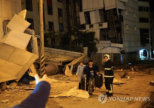 대만 강진에 호텔 붕괴…대피하는 투숙객들