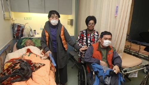 지진에서 구조된 일본인 부부(왼쪽)과 동생 가족［대만 빈과일보 캡처］