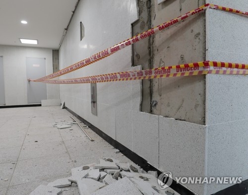 지진으로 부서진 학교 벽체(포항=연합뉴스) 이승형 기자 = 12일 경북 포항중앙초등학교 내부 벽면이 전날 새벽 발생한 규모 4.6 지진 충격으로 부서져 있다. 이 학교는 학기 말 방학 중이어서 학생들은 등교하지 않았다. 11일 포항에서 발생한 지진에 따른 피해 신고는 계속 늘어나고 있다. 2018.2.12haru@yna.co.kr