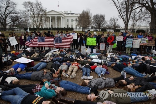 '총기규제 요구' 백악관 앞 학생 시위