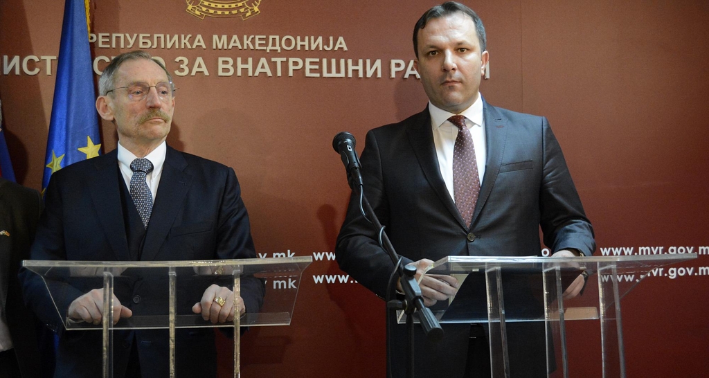 스파소브스키(오른쪽) 마케도니아 내무장관과 핀터 헝가리 내무장관