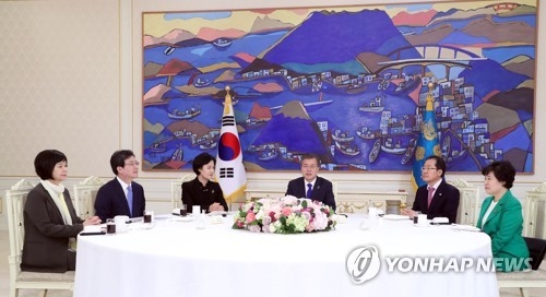 문 대통령 "개헌, 국민 약속…국회서 속도 안나 답답" - 1