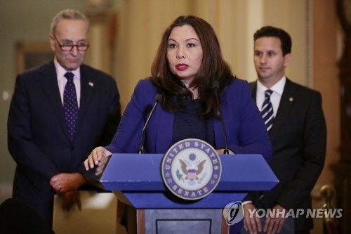 美상원 재임중 첫 출산 덕워스 '아기 동반 의회 등원' 허용 촉구0