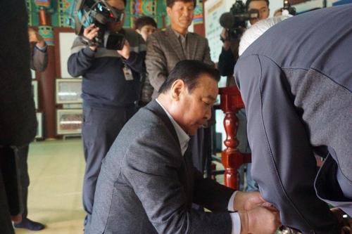 조상 사당 찾은 이완구 전 총리
