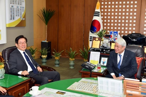 14일 퇴임식에 앞서 시의회 의장실을 찾은 이재명 성남시장
