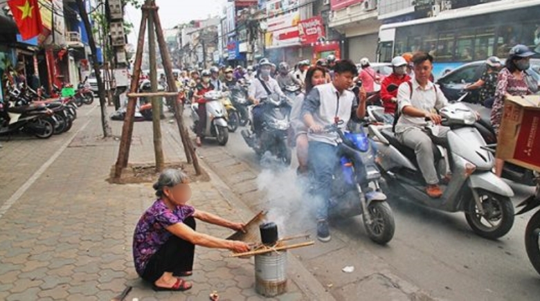 하노이의 석탄난로와 오토바이 행렬 [푸느베트남 홈페이지 캡처]