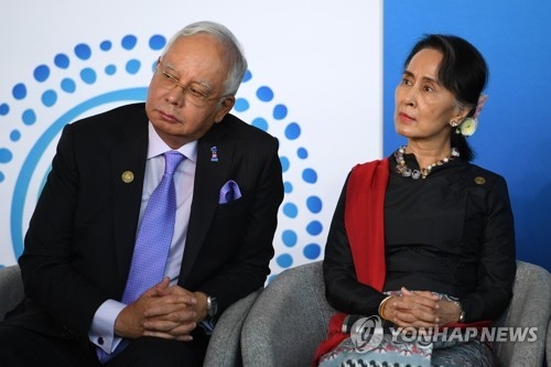 호주-아세안 특별정상회의에 참석한 나집 라작 말레이시아 총리(왼쪽)와 미얀마의 실권자 아웅산 수치 국가자문역(오른쪽)이 나란히 앉아 있다. [EPA=연합뉴스 자료사진]