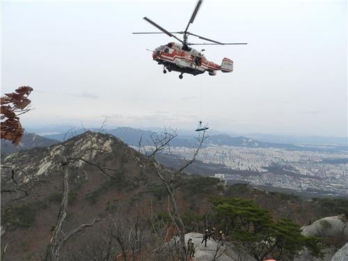 산악사고 헬기 구조활동 모습[경기도 재난안전본부 제공=연합뉴스]