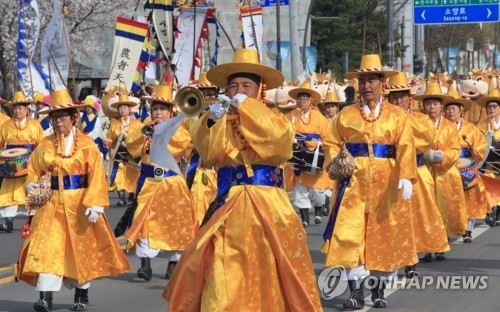 (춘천=연합뉴스) 이해용 기자 = 2018 평창동계올림픽의 성공 개최를 축하하는 국민감사 대축제가 7일 오후 강원 춘천시 소양로에서 열리고 있다. 2018.4.7