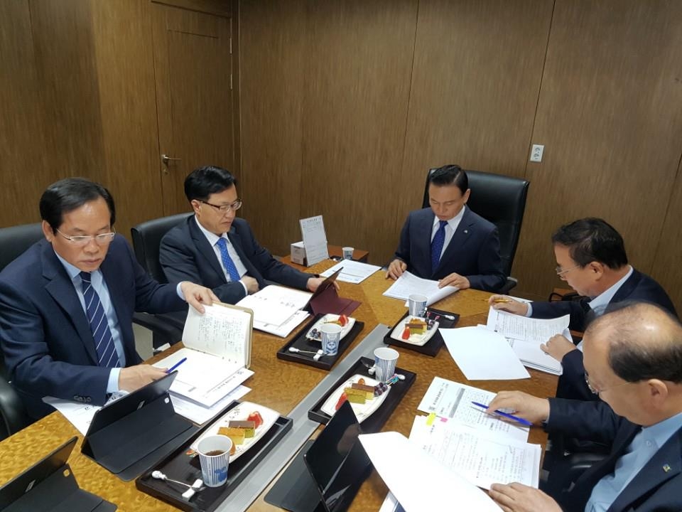 간부회의 주재하는 구본영 시장