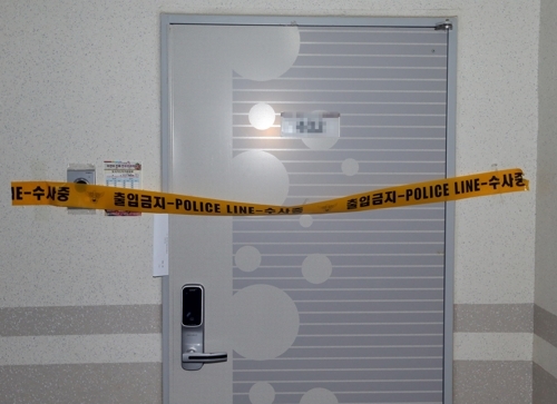 증평 모녀 사망 아파트 출입문