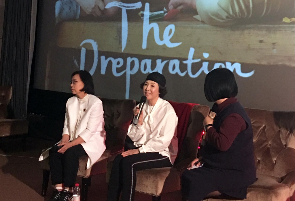 '베이징영화제 참석' 고두심, 중국 관객과의 대화 (베이징=연합뉴스) 김진방 특파원 = 16일 중국 베이징(北京) UME국제극장에서 열린 영화 채비 상영회 '관객과의 대화'에서 주연배우 고두심이 관객들의 질문에 답하고 있다. 2018.4.16 chinakim@yna.co.kr(끝)