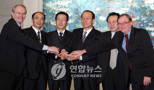 2005년 9월 19일 댜오위타이(釣魚臺)에서 열린 전체회의에서 한반도 비핵화 원칙 등 6개항의 공동성명을 채택하고 회담을 성공리에 마친 6개국 대표들이 회담 직후 손을 맞잡고 이를 축하하고 있다. 크리스토퍼 힐(왼쪽부터) 미 국무부 동아태 차관보, 사사에 겐이치로 일본 외무성 아시아대양주 국장, 우다웨이 중국 외교부 부부장, 송민순 청와대 통일외교안보정책 실장 (당시 외교통상부 차관보), 김계관 북한 외무성 부상, 알렉산드로 알렉세예프 러시아 외무부 차관./성연재/자료/국제/정치/북한/ 2006.9.18(서울=연합뉴스)