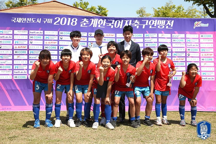 박지성 축구협회 유스전략본부장(뒷줄 오른쪽)이 선수들과 기념 촬영을 하고 있다. 