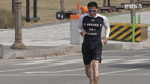 '맨발의 사나이'라는 별명을 가진 조승환 씨