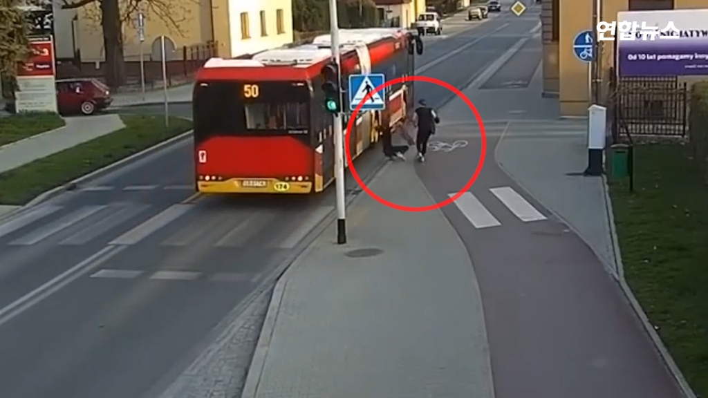 [현장영상] '위험한 장난'…달려오는 버스 쪽으로 친구 떠밀어 - 2