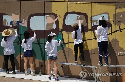 탈북 학생들과 초.중.고.대학생이 벽화 그리는 모습 [연합뉴스 자료사진]