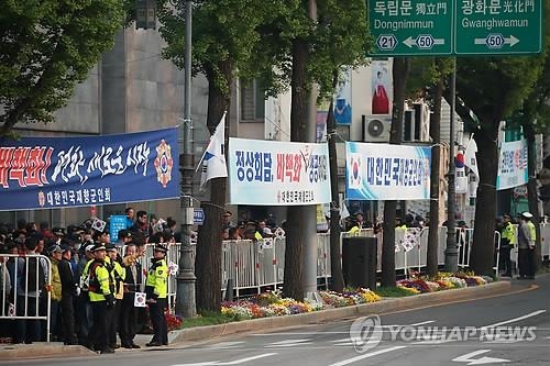 [남북정상회담] 문 대통령 행렬 기다리는 재향군인회원들
