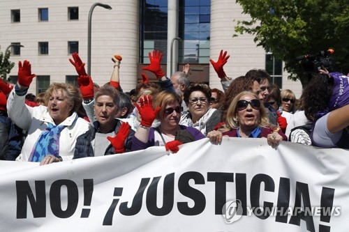 스페인 팜플로나에서 여성들이 법원의 '솜방망이 성폭행 판결'에 항의하며 시위하고 있다. [EPA=연합뉴스]