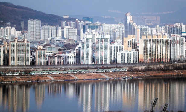 다주택자의 양도소득세 중과가 시행된 올해 4월 이후 부동산 시장에서 ‘거래절벽’ 현상이 나타나고 있다. 사진은 서울 시내의 한 아파트 단지. 한종찬 연합뉴스 기자