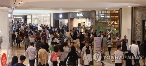 인파로 북적이는 쇼핑몰