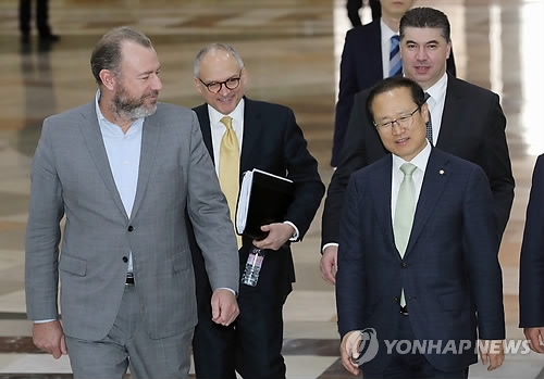 국회 방문한 댄 암만 GM 총괄사장