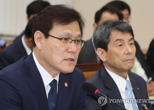 답변하는 최종구 금융위원장