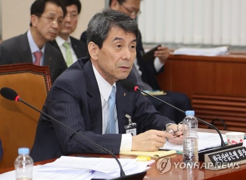 답변하는 이동걸 산업은행 회장