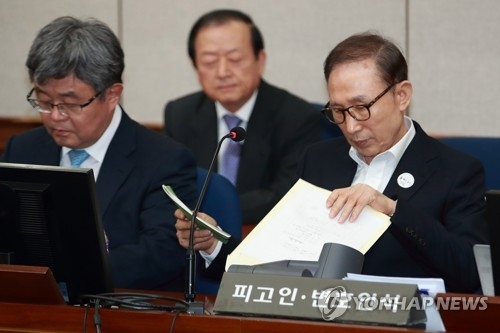 (서울=연합뉴스) 한상균 기자 = 뇌물수수와 다스 횡령 등 혐의로 구속기소 된 이명박 전 대통령이 23일 오후 서울중앙지법에서 열린 첫 공판에 출석하고 있다. 2018.5.23