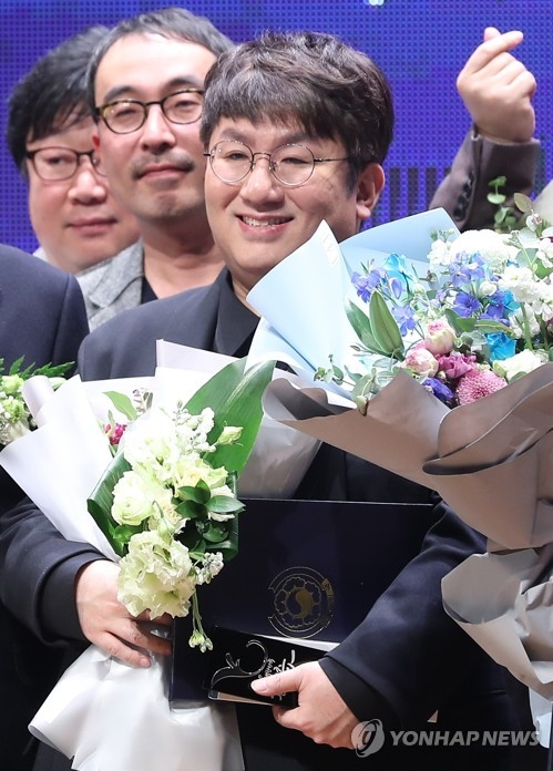 대한민국 콘텐츠대상 받는 방시혁 프로듀서