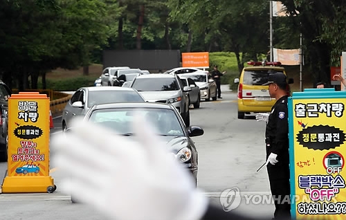 폭발 사고로 이른 퇴근길 (대전=연합뉴스) 양영석 기자 = 29일 폭발로 추정되는 화재로 사상자가 발생한 가운데 대전 유성구 외삼동의 한화 화약공장에서 직원들이 탄 차량들이 빠져나오고 있다. 2018.5.29youngs@yna.co.kr