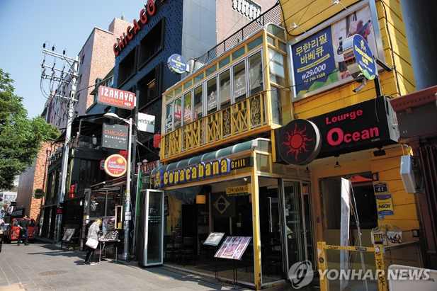 서울 용산구 이태원의 ‘세계음식거리’에서는 터키, 멕시코, 불가리아, 파키스탄 등 다양한 나라의 음식을 맛볼 수 있다. 전재원 연합뉴스 기자