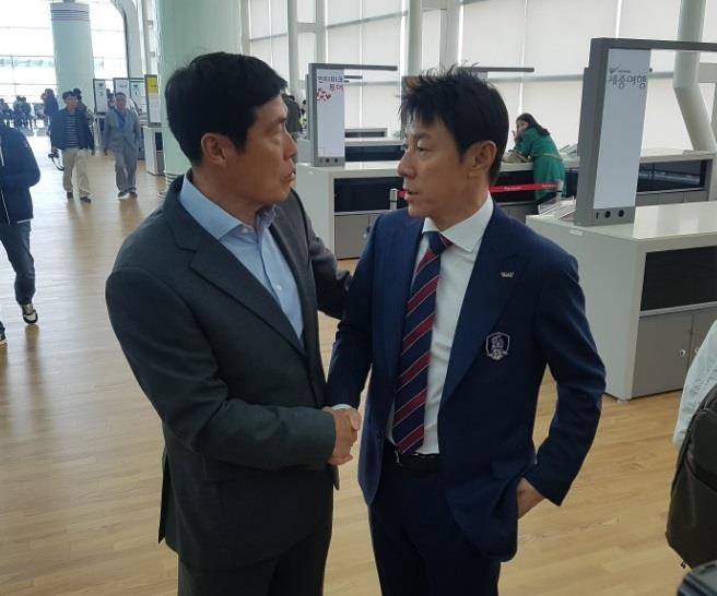 (영종도=연합뉴스) 김경윤 기자 = 차범근(왼쪽) 전 감독이 3일 인천국제공항에서 2018 러시아월드컵 사전캠프 오스트리아로 떠나는 신태용 대표팀 감독에게 조언하고 있다. 2018.6.3.cycle@yna.co.kr